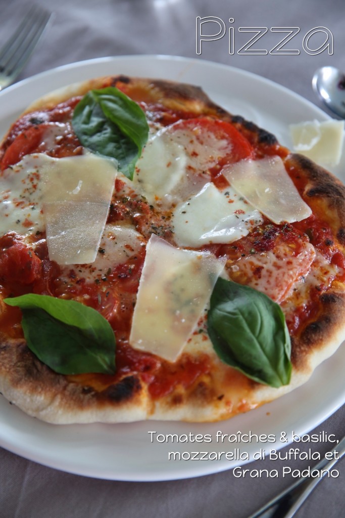 pizza aux tomates, basilic et Grana Padano